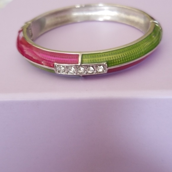 Jewelry - Spring closure bracelet